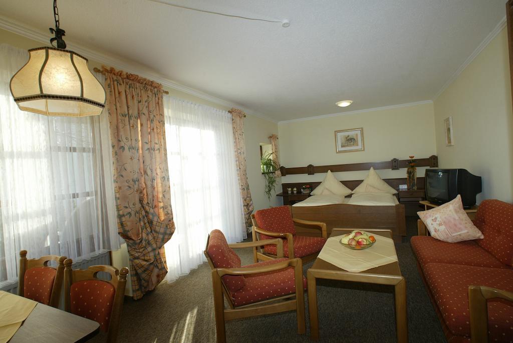 Pension St. Georg Mit Moststueberl Hotel Bad Griesbach  Room photo